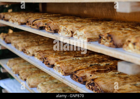 Regale voller traditioneller Strudel in einer Bäckerei Stockfoto