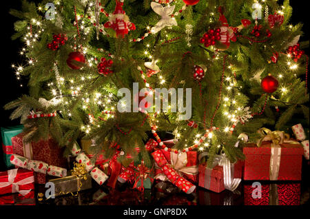 Roten und grünen Weihnachtsbaum mit Geschenken und Cracker Stockfoto
