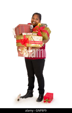 Lächelnde Reife Frau halten zu viele Weihnachtsgeschenke Stockfoto
