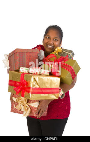 Lächelnde Reife Frau halten zu viele Weihnachtsgeschenke Stockfoto