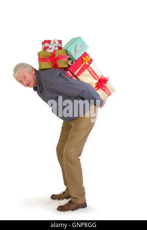 Lächelnder senior Mann halten zu viele Weihnachtsgeschenke Stockfoto
