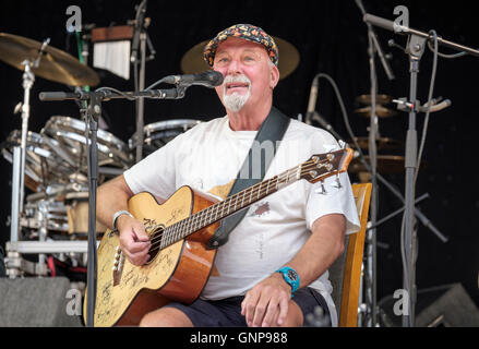 Dave Pegg der Fairport Convention erklingt in Fairports Cropredy Convention, Banbury, England, UK. 11. August 2016 Stockfoto