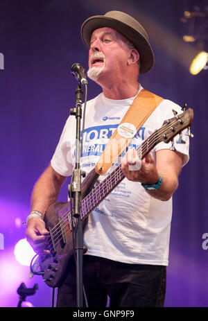 Dave Pegg der Fairport Convention erklingt in Fairports Cropredy Convention, Banbury, England, UK. 11. August 2016 Stockfoto