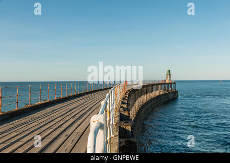 Whitby - Szenen aus dieser wunderschönen nördlichen Küstenort umfasst einen geschäftigen Hafen. Stockfoto