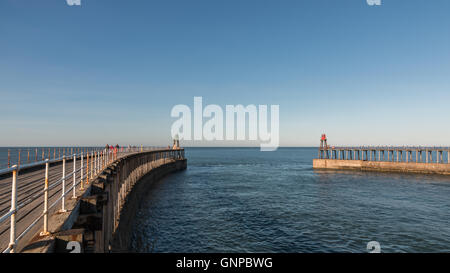 Whitby - Szenen aus dieser wunderschönen nördlichen Küstenort umfasst einen geschäftigen Hafen. Stockfoto