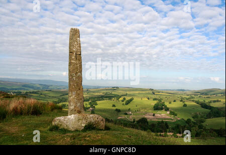 The Long Stone, Barcombe Hill, Thorngrafton Common, Northumberland, England - Blick nach Westen über Vindolanda Roman Fort und weiter auf das South Tyne Valley Stockfoto