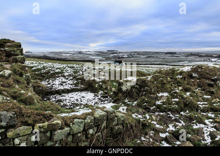 Römisches Kastell Aesica (große Chesters), Hadrians Wall - ein Winter Ansicht suchen nach Südosten durch die Reste der West gate Stockfoto