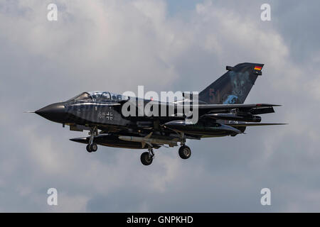 Deutsche Luftwaffe (Luftwaffe) Panavia Tornado ECR RAF Fairford für Royal International Air Tattoo (RIAT) für angekommen. Stockfoto