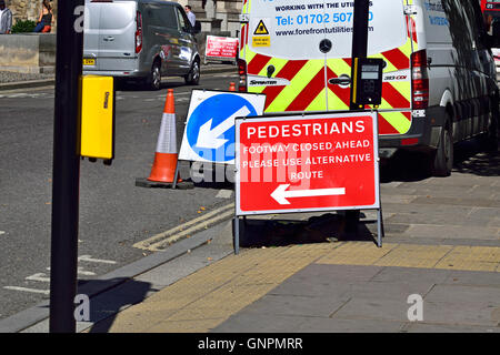 London, England, Vereinigtes Königreich. Schild Warnung der Bürgersteig für Fußgänger während Baustellen geschlossen Stockfoto