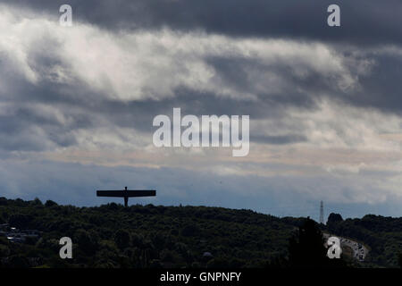 Wolken bilden über den Engel des Nordens in Gateshead. Stockfoto