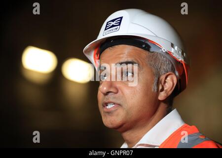 Bürgermeister von London Sadiq Khan steht vor einem Clayton Lokomotive in Canary Wharf Crossrail Station als er die Elizabeth-Linie erstmals als 75 % des Projekts Ritt abgeschlossen ist. Stockfoto