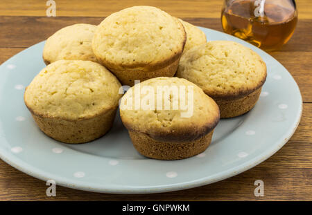 Mais-Muffins auf einem Teller Stockfoto