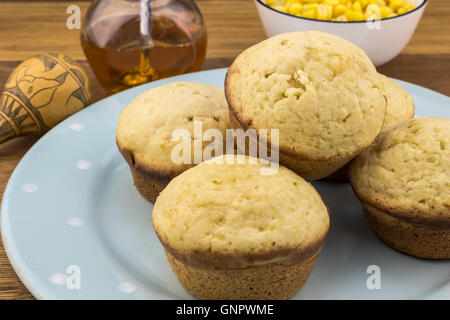 Maisbrot-Muffins auf Platte Stockfoto