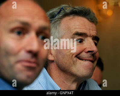 Ryanair Chef Michael O'Leary und Chief marketing Officer Kenny Jacobs (links) während einer Pressekonferenz im Zentrum von London, wie sie neue Flüge von Flughäfen in Großbritannien bekannt. Stockfoto