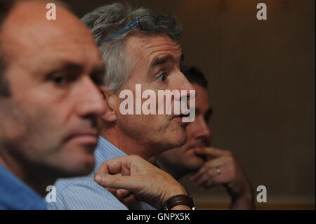 Ryanair Chef Michael O'Leary (Mitte), chief marketing Officer Kenny Jacobs (links) und Operations Manager Robin Kiely während einer Pressekonferenz im Zentrum von London, wie sie neue Flüge von Flughäfen in Großbritannien bekannt. Stockfoto