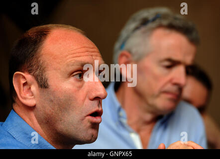 Ryanair Chef Michael O'Leary und Chief marketing Officer Kenny Jacobs (links) während einer Pressekonferenz im Zentrum von London, wie sie neue Flüge von Flughäfen in Großbritannien bekannt. Stockfoto