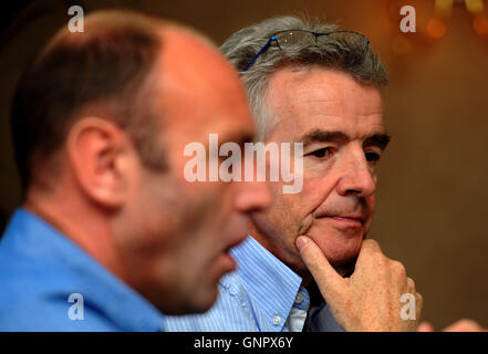 Ryanair Chef Michael O'Leary und Chief marketing Officer Kenny Jacobs (links) während einer Pressekonferenz im Zentrum von London, wie sie neue Flüge von Flughäfen in Großbritannien bekannt. Stockfoto