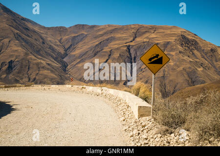 Warnzeichen auf einer steilen Straße überqueren einer Anden Moutain pass in Salta, Argentinien Stockfoto