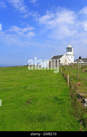 St Bees Head Leuchtturm an der Coast to Coast Walk, Cumbria, England, UK. Stockfoto