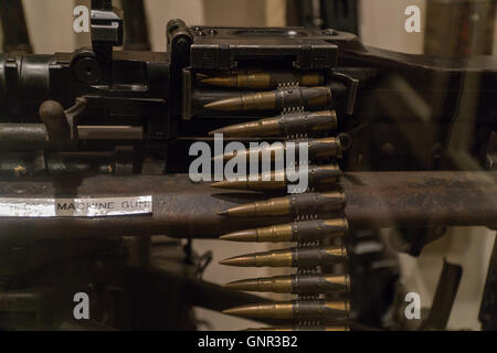 Ein stillgelegter Zweiter Weltkrieg deutsche Maschinengewehr mit Kugeln, auf dem Display an das Militärmuseum, Jersey, Kanalinseln Stockfoto