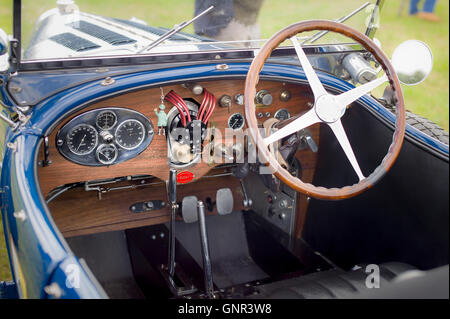 Im Inneren der Fahrerplatz in einem alten Bugatti-Auto Stockfoto