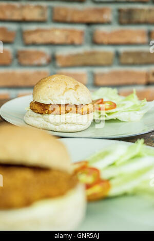 Chicken Burger mit Backstein-Hintergrund Stockfoto