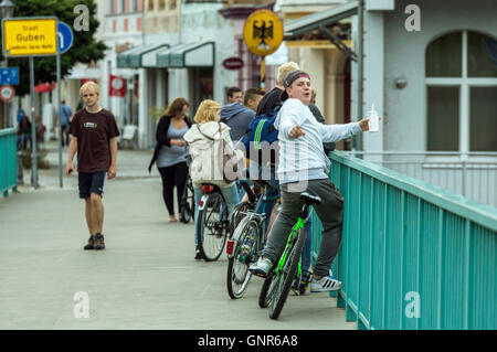 Guben, Deutschland, junge Menschen auf der Brücke zwischen Guben und Gubin Stockfoto