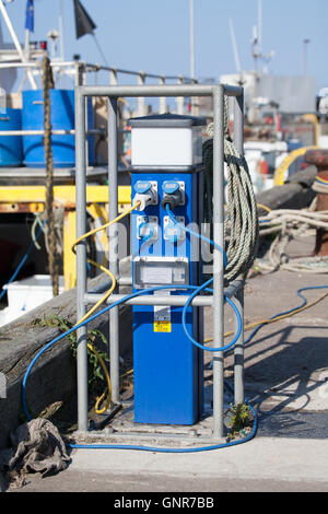 Elektrischer Anschluss Punkt für Angelboote/Fischerboote im Hafen von gemeinsame Northumberland England Vereinigtes Königreich Großbritannien Stockfoto