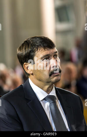 Posen, Polen, Janos Ader, ungarischen Staatspräsidenten eine Messe anlässlich des 60. Jahrestags der Posen Workers Rebellion Stockfoto