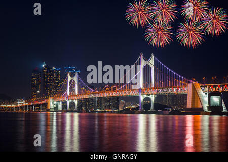 Buntes Feuerwerk und Gwangan-Brücke in der Stadt Busan, Südkorea. Stockfoto