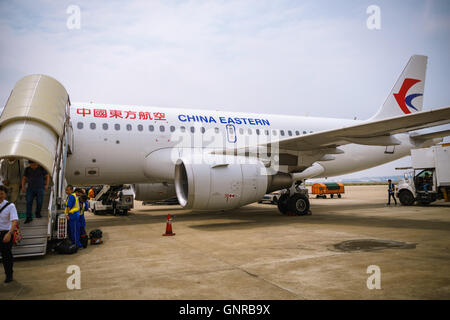 Shanghai, China - circa August 2016: China Eastern Airlines Flugzeug landete am Flughafen Shanghai Pudong. Stockfoto