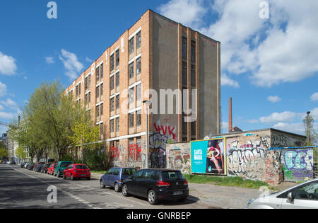 Berlin, Deutschland, auf der Brache Köpenicker Straße mit DDR-Panel Stockfoto