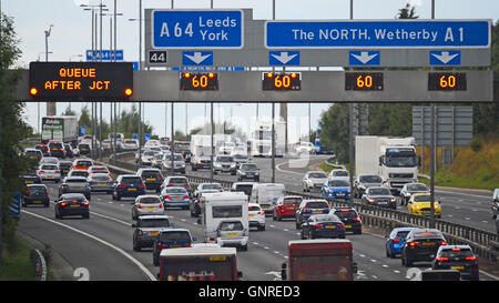Gantry Blaulicht Warnung im Stau Stau auf der Autobahn A1/M Leeds Yorkshire UK Stockfoto