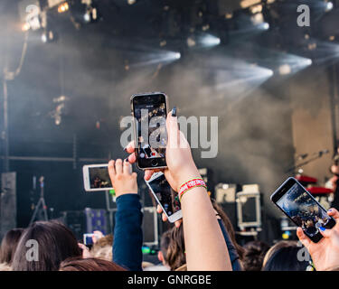 Menschen beim Festival Nr. 6 Music Festival in Portmeirion Dorf, Gwynedd, Wales, UK mit Mobiltelefonen zu Rekord Interpreten. Stockfoto