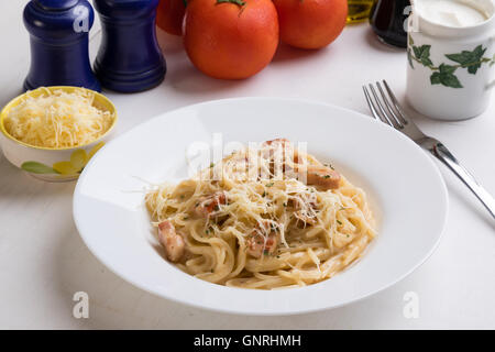 Spaghetti Carbonara auf weißen Tisch in weißer Teller Stockfoto