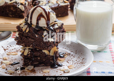 dunkle Brownies mit Vanilleeis auf weißen Teller Stockfoto