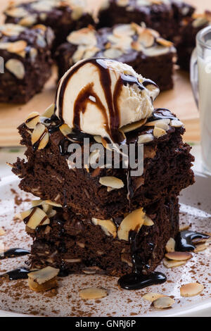 dunkle Brownies mit Vanilleeis auf weißen Teller Stockfoto