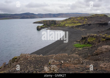 Kleifarvatn, der größte See auf der Reykjanes-Halbinsel in Island, auf der Fissur Zone des Mittelatlantischen Rückens. Stockfoto