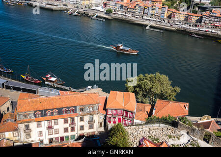 Luftaufnahme der Wein Port Bodegas in Vila Nova de Gaia am Südufer des Flusses Douro, wo der Wein reift und tr Stockfoto