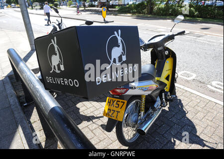 Deliveroo Fahrrad abgestellt Stockfoto