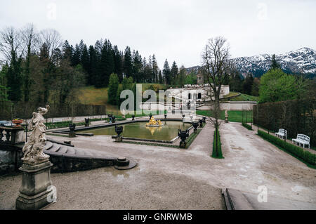 Linderhof Palace, Deutschland - 1. Mai 2015: Blick auf die Gärten und Brunnen des Palastes. Es ist Palast von König Ludwig II Stockfoto