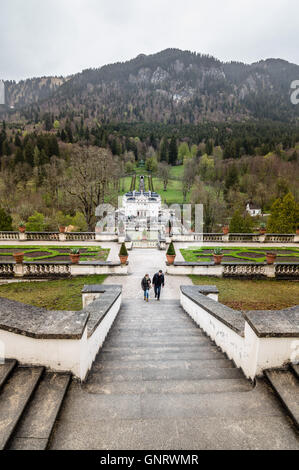 Linderhof Palace, Deutschland - 1. Mai 2015: Blick auf die Gärten und Brunnen des Palastes. Es ist Palast von König Ludwig II Stockfoto