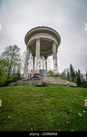 Linderhof Palace, Deutschland - 1. Mai 2015: Blick auf die Gärten und Brunnen des Palastes. Es ist Palast von König Ludwig II Stockfoto