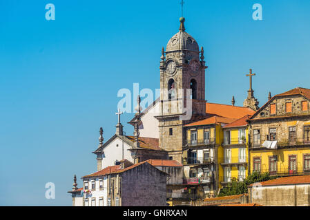 Porto-Skyline mit der Clerigos Kirche Turm. Blick von einer Terrasse auf der Straße von Flores, Porto, Portugal Stockfoto