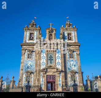 Kirche des Heiligen Ildefonso (Igreja de Santo Ildefonso), eine Achtzehntjahrhundert Proto-Barock mit seiner Azulejo eigelegten Fassade, Por Stockfoto