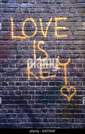 "Liebe ist der Schlüssel" Konzept auf die Wand geschrieben Stockfoto