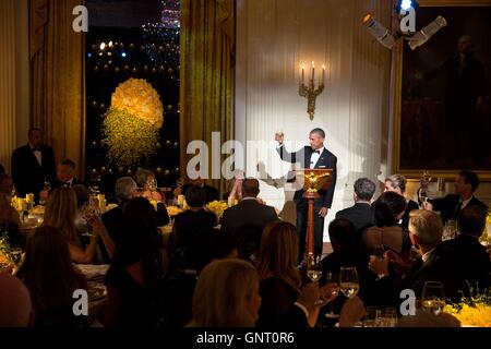 US-Präsident Barack Obama bietet einen Toast auf Singapur Premierminister Lee Hsien Loong und seine Frau Ho Ching während der State Dinner im East Room des weißen Hauses 2. August 2016 in Washington, DC. Stockfoto