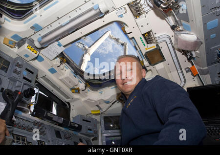 Space Shuttle Endeavour pilot Doug Hurley bei Port Flügel Umfrage auf dem vorderen Flugdeck während der Mission STS-127 16. Juli 2009 in der Erdumlaufbahn. Stockfoto