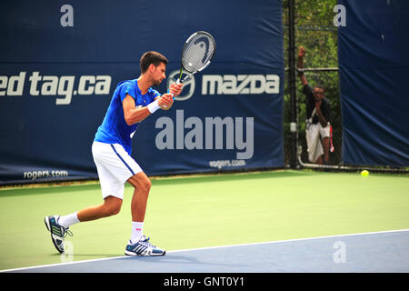 Novak Djokovic Aufwärmen auf der Praxis Gerichte an den 2016 Rogers Cup Turnier in Toronto. Stockfoto