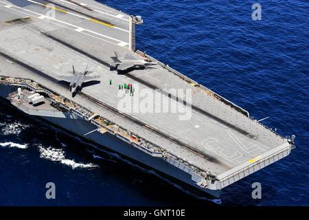 US Marine F - 35C Lightning II Träger Variante Stealth-Fighter-Flugzeuge auf dem Flugdeck des Flugzeugträgers USS George Washington 16. August 2016 im Atlantischen Ozean. Das F - 35C Flugzeug führt die dritten und letzten developmental Test und Flotte im Jahr 2018 soll. Stockfoto